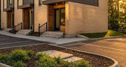 The Saint Luxury Townhome: steps to UTK/Downtown