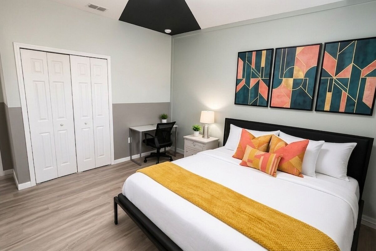 Basic Double Room, 1 King Bed, Non Smoking, Shared Bathroom