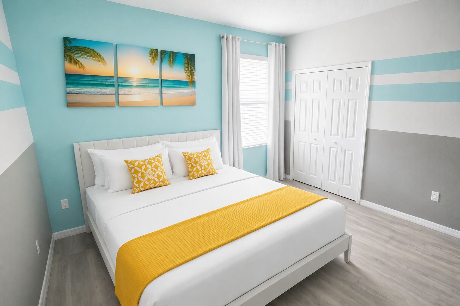 Une chambre à coucher avec un lit, une fenêtre avec des rideaux, une porte et un mur orné d’un tableau.