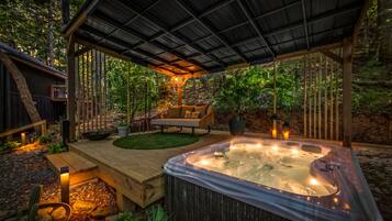 Outdoor spa tub