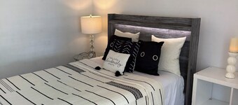 Cozy 1-bedroom house in enjoyable Wake Village with AC and big bathroom.