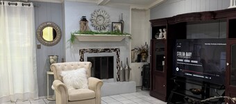 Cozy 1-bedroom house in enjoyable Wake Village with AC and big bathroom.
