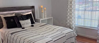 Cozy 1-bedroom house in enjoyable Wake Village with AC and big bathroom.