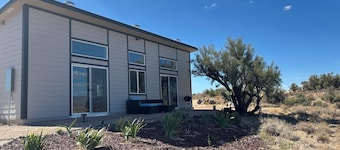 Brand-New 2BR Desert Retreat - Mountain Views & Stargazing