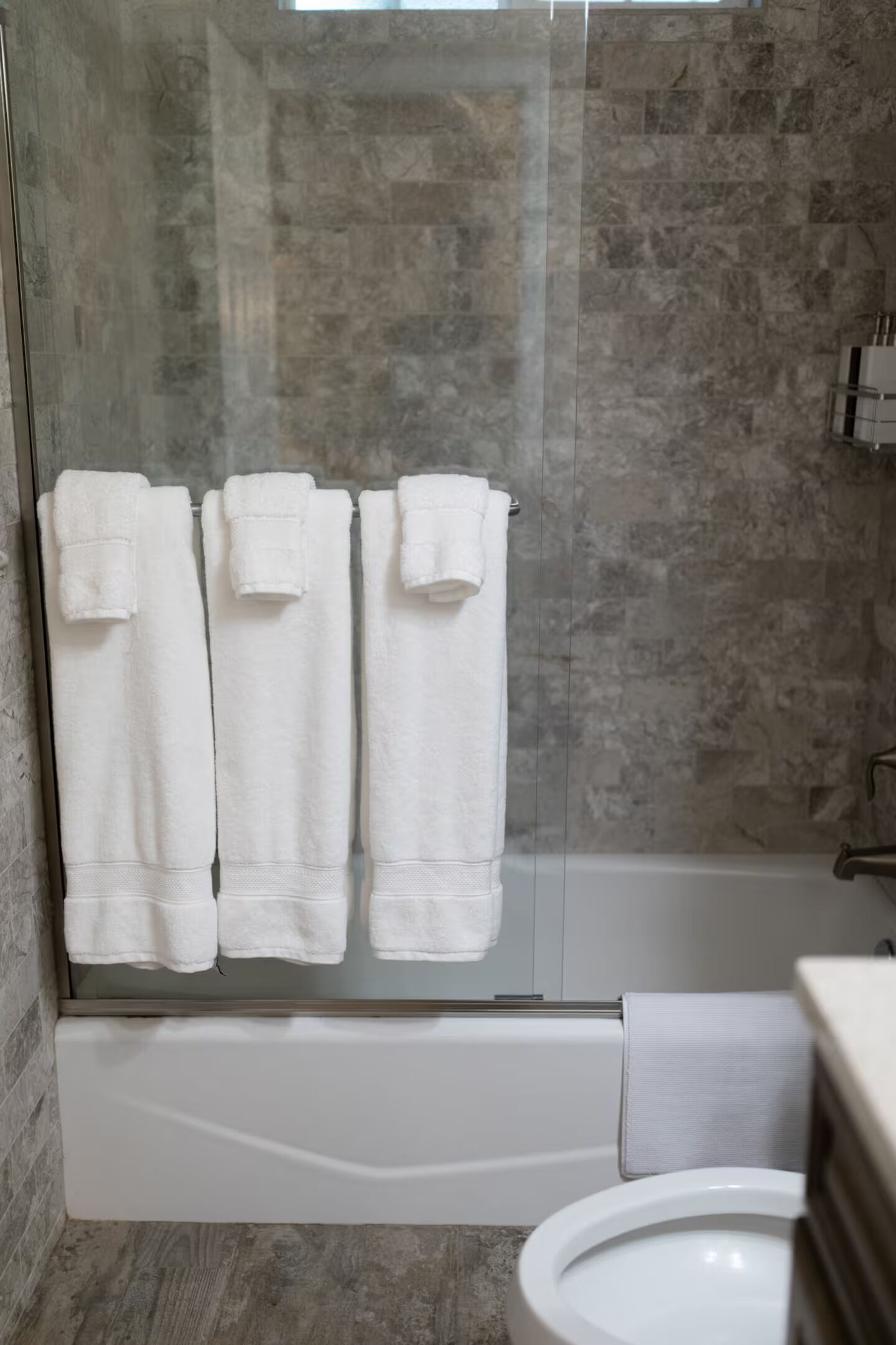 Baignoire à remous, séchoir à cheveux, serviettes fournies, savon
