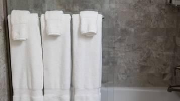 Baignoire à remous, séchoir à cheveux, serviettes fournies, savon