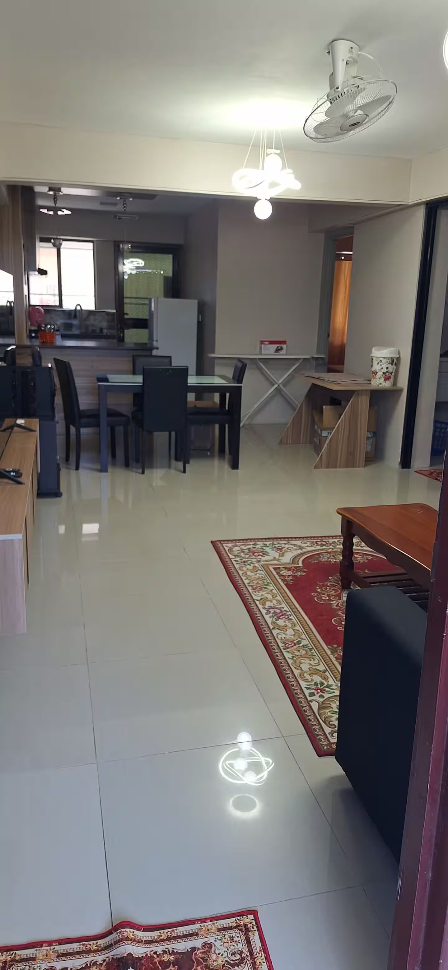 Uma cozinha moderna com área de jantar, mesa de centro e tapete.