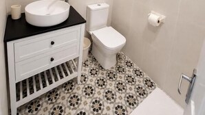 Habitación doble Deluxe | Baño | Regadera, amenidades de baño gratuitas, toallas, jabón 