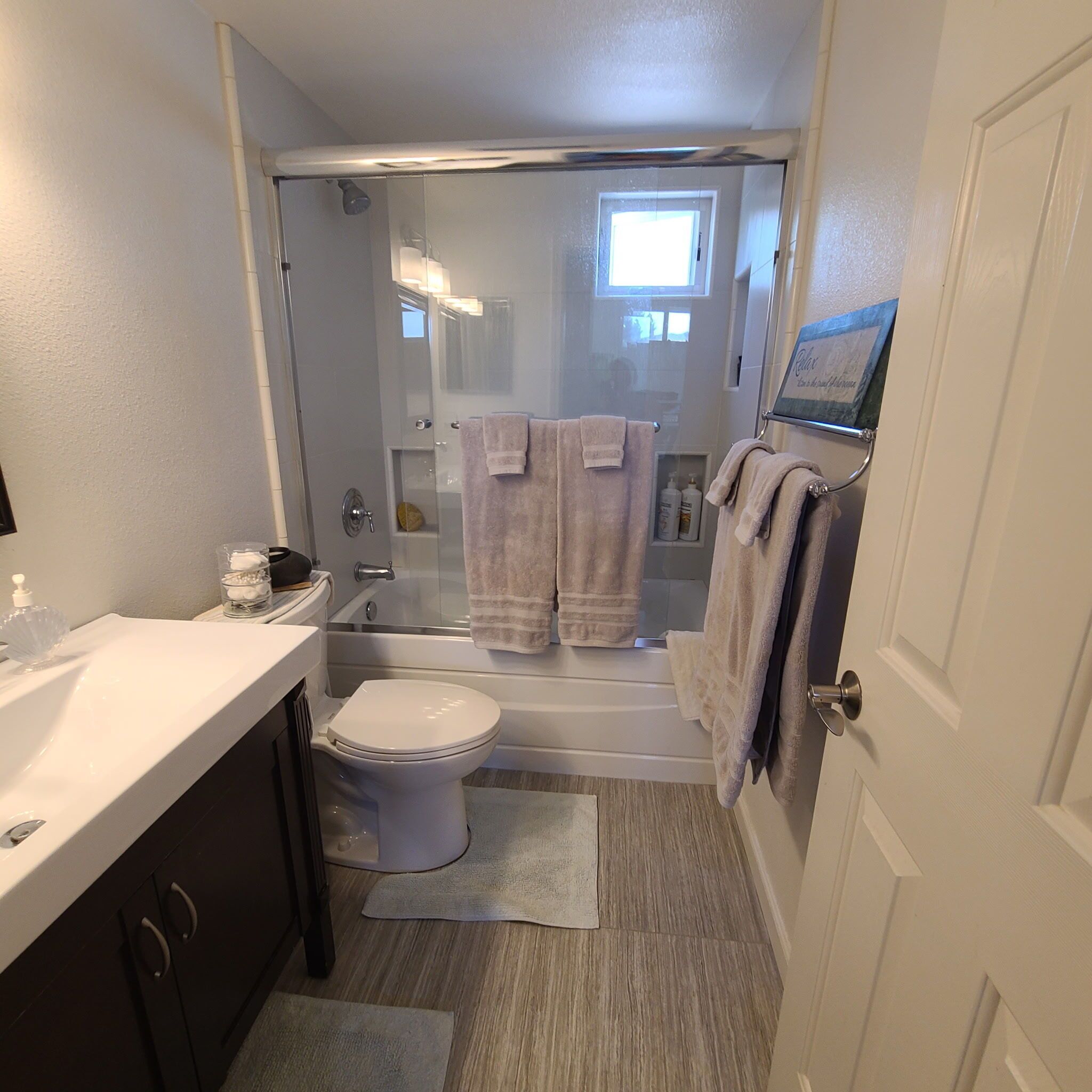 Une salle de bain moderne avec une douche à parois de verre, des toilettes et un lavabo.
