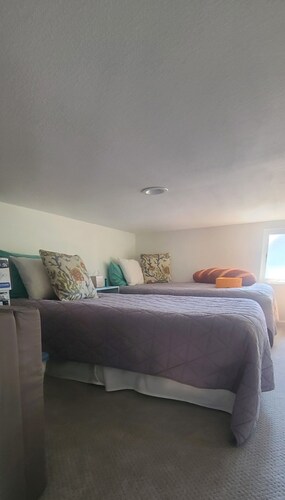 Cozy 1-bedroom cottage in beautiful Concord with AC in the living room only.