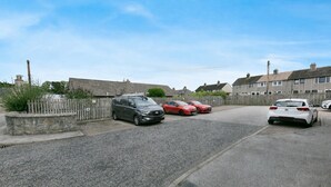 A residential street with parked cars and houses. - Leslie Lodge - Grampian Lettings (Inverurie)