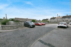 A residential street with parked cars and houses. - Leslie Lodge - Grampian Lettings (Inverurie)