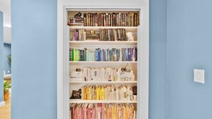 Una estantería con varios libros y objetos decorativos.