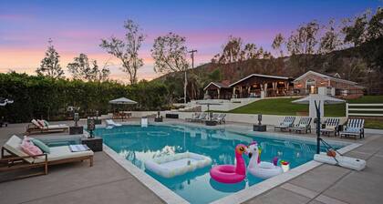 Private Ranch- Pool, Sauna, Outdoor Theater, & Gaming Barn