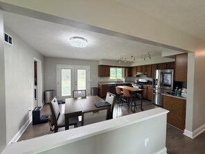 Dining - Weeping Willow Retreat - a perfect place to relax and unwind. (La Porte)