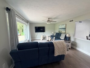 Living area - Weeping Willow Retreat - a perfect place to relax and unwind. (La Porte)