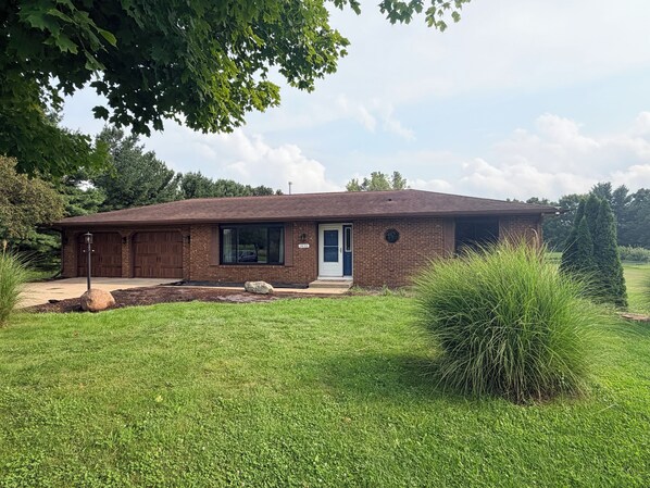 Exterior - Weeping Willow Retreat - a perfect place to relax and unwind. (La Porte)