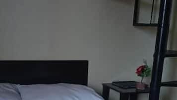 Una cama con una toalla dispuesta en forma de corazón y dos botellas de loción.