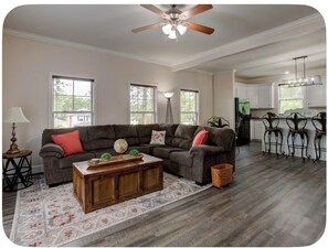 Living area - Delightful 3-bedroom house with AC in charming Camden (Camden)