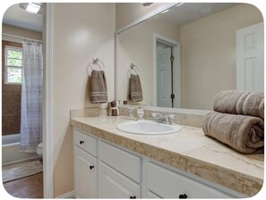 Bathroom - Delightful 3-bedroom house with AC in charming Camden (Camden)