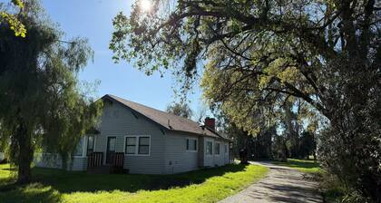Beautiful Rustic 4-bedroom farm house with AC in charming Clovis