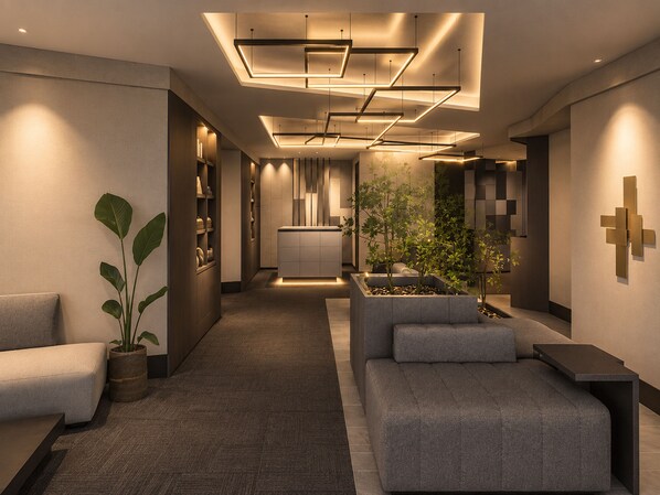 Un interior moderno con un sofá, una planta y un diseño minimalista.