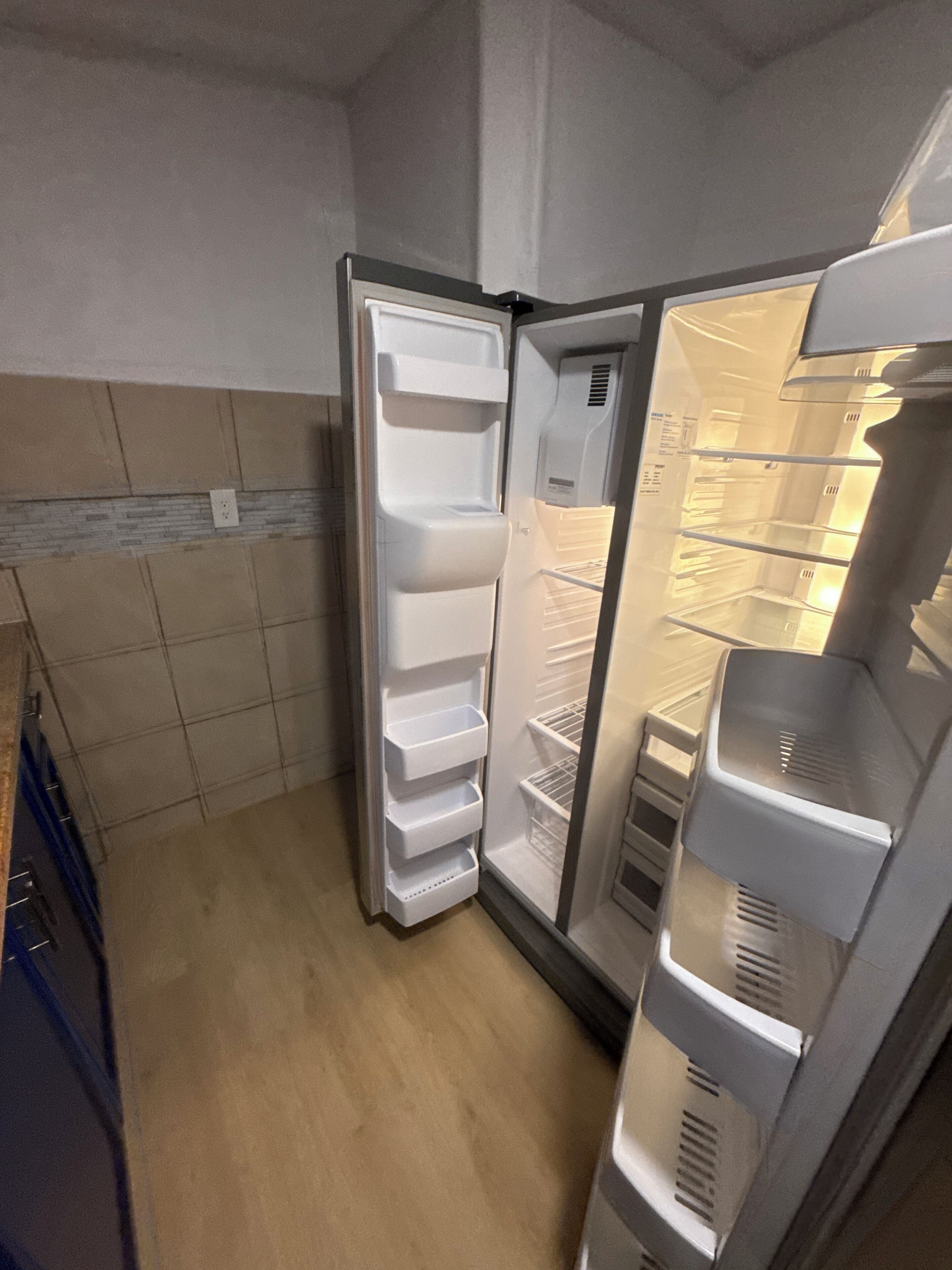 Una cocina con refrigerador y microondas integrados.