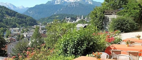 Un restaurant doté d’une terrasse offrant une vue sur un paysage montagneux.