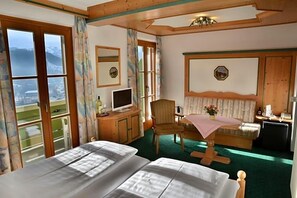 Unclassified image, 3 of 28, button - Krone (Berchtesgaden)