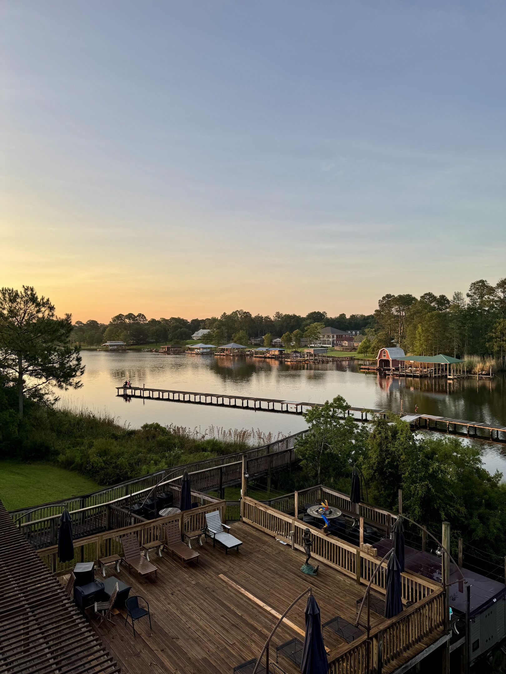 Una terrazza sul lago con posti a sedere all'aperto e vista sul lago e sul pontile.