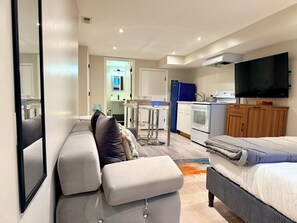 Room - Private, Cozy DC Studio, 8 Min Walk to Metro (Washington)
