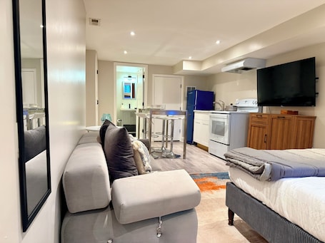 Private, Cozy DC Studio, 8 Min Walk to Metro