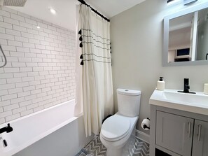 Bathroom - Private, Cozy DC Studio, 8 Min Walk to Metro (Washington)