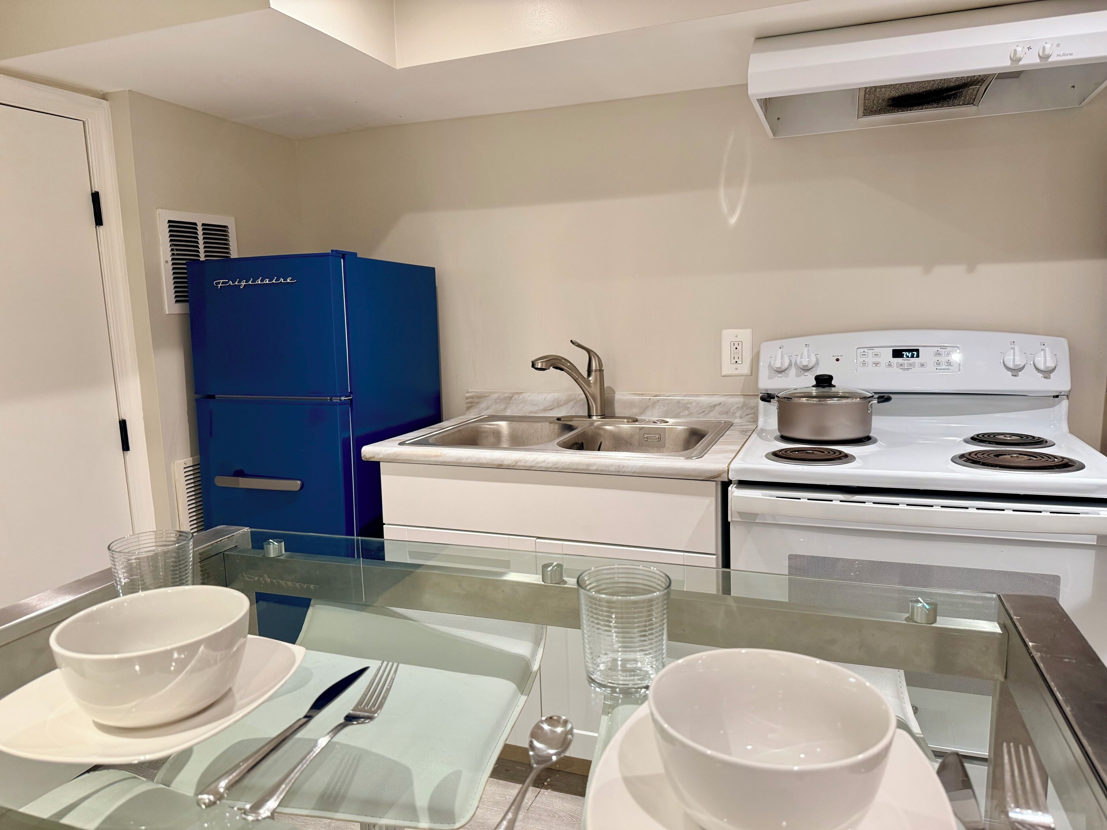 Refrigerador, microondas, horno y parrilla de estufa 