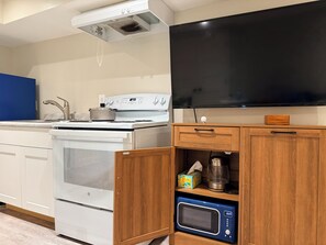 Private kitchen - Private, Cozy DC Studio, 8 Min Walk to Metro (Washington)