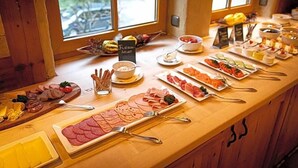 Ein Buffet mit verschiedenen Speisen und einem Schild mit der Aufschrift 'Frischer Salat'.