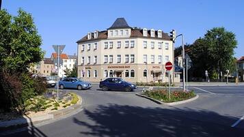 Ein Hotel mit mehreren Etagen und einer gut sichtbaren Schilderung.