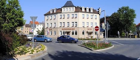 Un hôtel à plusieurs étages, doté d’une enseigne bien visible.