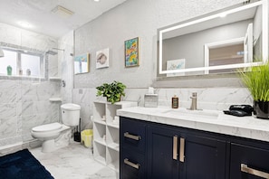 Bathroom - Modern Stay Near Beaches Backyard Canal Fishing (Lauderdale Lakes)