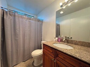 Bathroom - 2 Bedroom Apt 5 minutes from Rodeo Dr Walk to Restaurants and Markets (Beverly Hills)