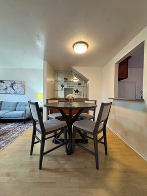 Dining - 2 Bedroom Apt 5 minutes from Rodeo Dr Walk to Restaurants and Markets (Beverly Hills)