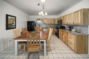 Dining - The Bunkhouse at The Flyin H Ranch (Tyler)