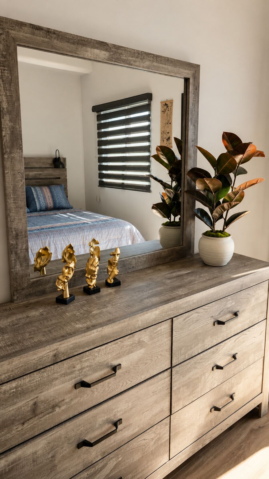 Un dormitorio con un aparador de madera, un espejo grande y una cama con ropa de cama a rayas.