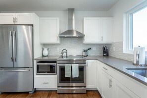 Stainless steel appliances and top of the line amenities - Hamilton Villa | Modern Retreat | Walk to Town! (Chattanooga)