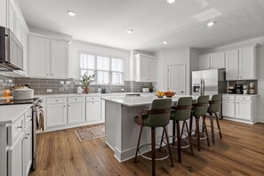 The open kitchen offers plenty of prep space and comfortable island seating - Near Downtown & Lookout Mtn | Game Room | Designer (Chattanooga)