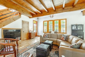 Sectional style seating - Lane's End | Upscale Rural Lodge + Family Friendly (Lookout Mountain)
