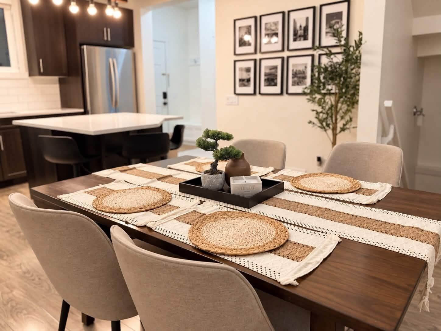 Un comedor con una mesa de madera, individuales tejidos y una pequeña planta en maceta.
