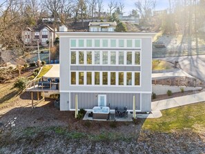 Un bâtiment moderne à deux étages, doté d’un balcon, d’un jacuzzi et d’un espace patio.