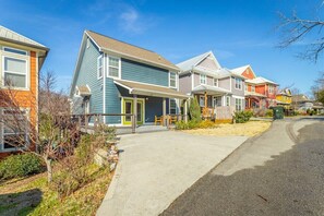 A row of modern two-story houses with a well-maintained lawn and a clear sky. - Stellar View | North Shore Retreat | 30+ Nights (Chattanooga)