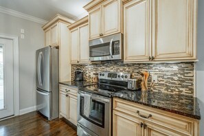 Kitchen range with a mosaic backsplash - Stellar View | North Shore Retreat | 30+ Nights (Chattanooga)
